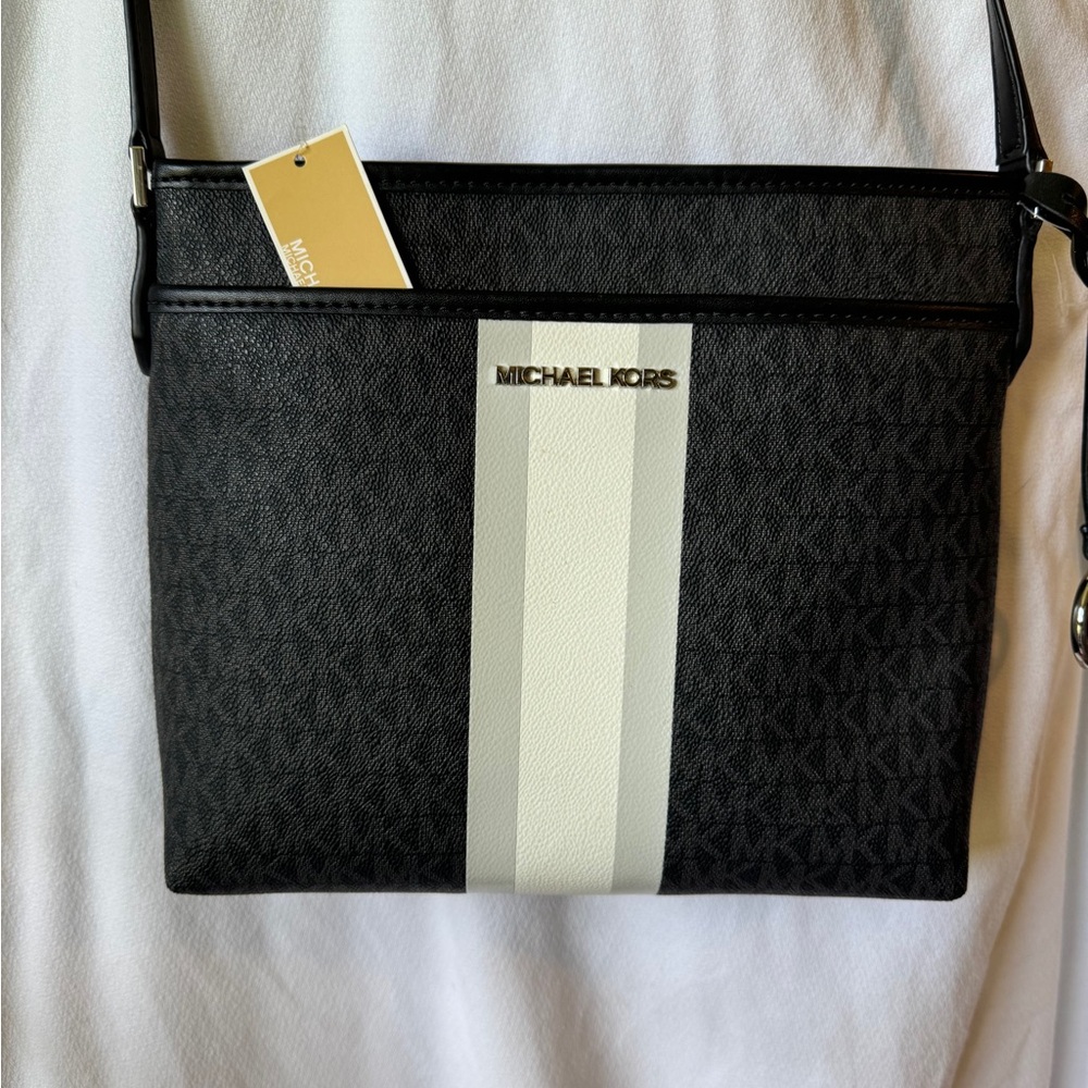 Never used, still has the tags! Very cute bag just never got around to using it.